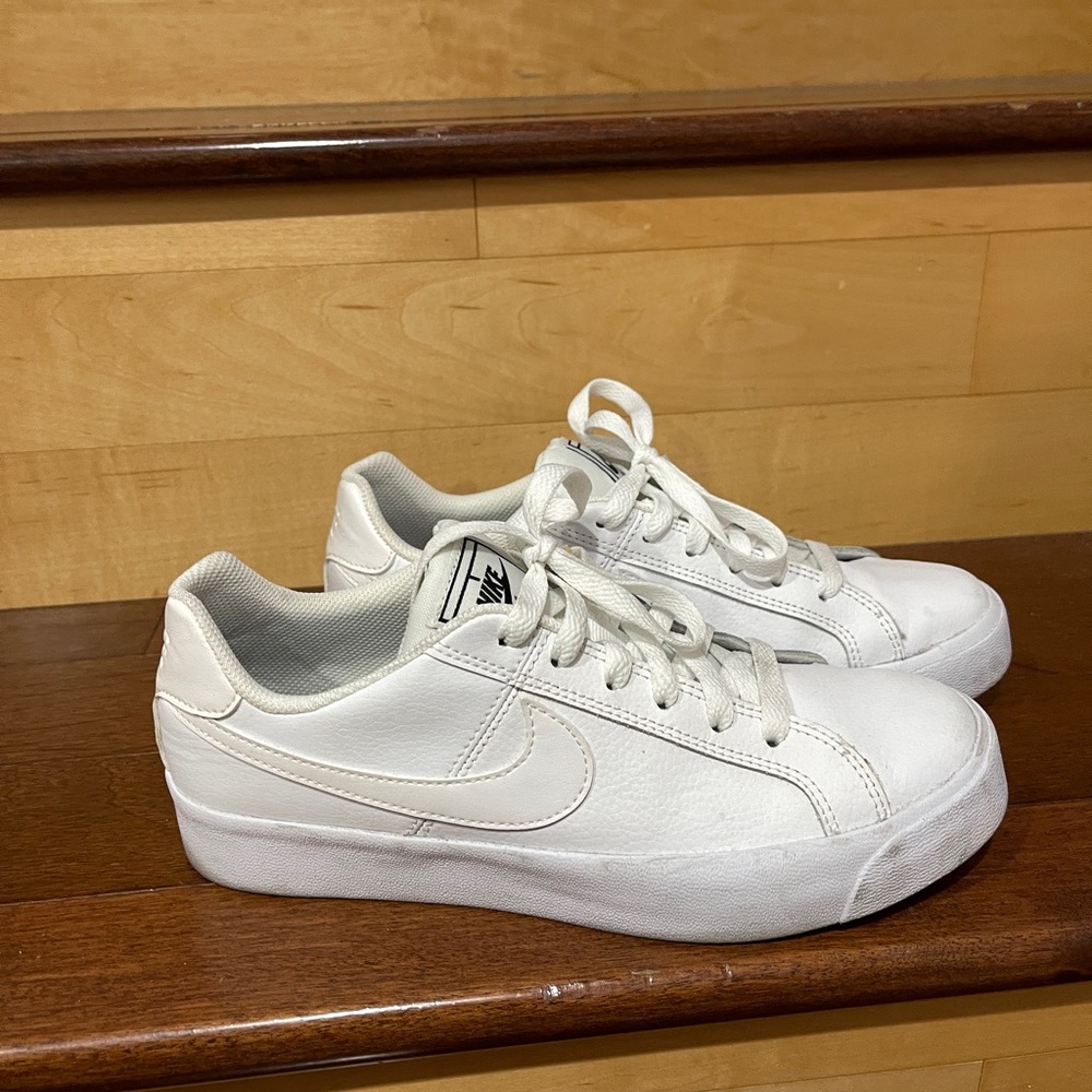 Nike Womens sneaker size 7 white